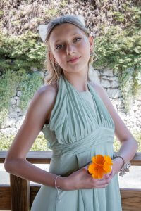 Portrait avec bouquet de fleurs orange