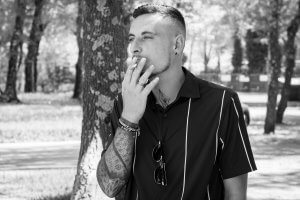 Portrait d'un invité fumant une cigarette
