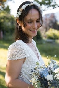 La mariée avec un regard réveur