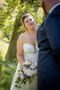 La mariée regardant son mari