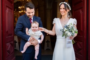 La sortie de l'église des mariés avec leur bébé