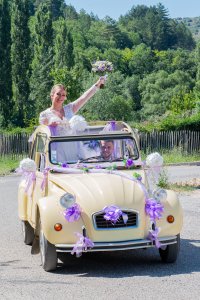 Les mariés dans la voiture